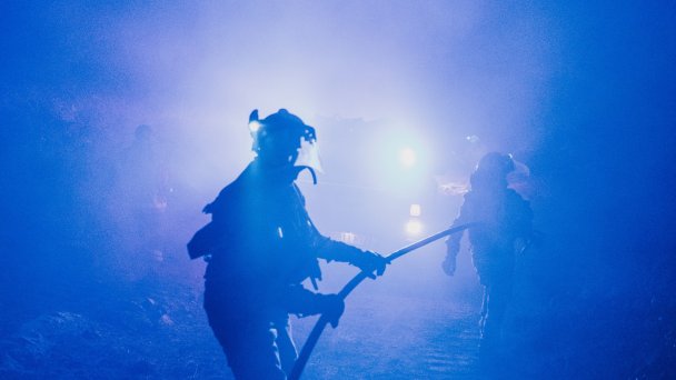 Пожарная бригада ведет ночную борьбу с лесным пожаром в Ойе, Испания. (Фото Pedro Pascual / Reuters)