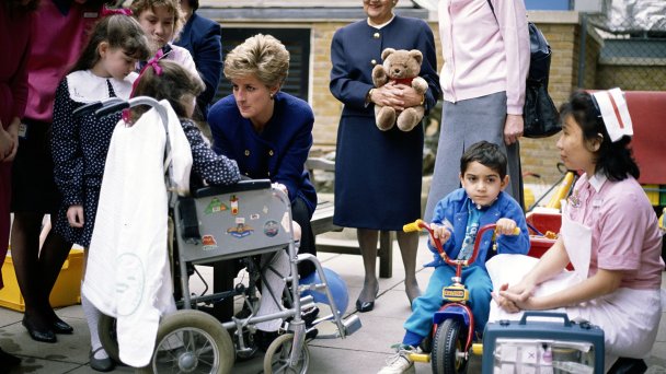 Принцесса Диана с пациентами детской больницы на Грейт-Ормонд-стрит в Лондоне, март 1991 года (Фото Great Ormond Street hospital)