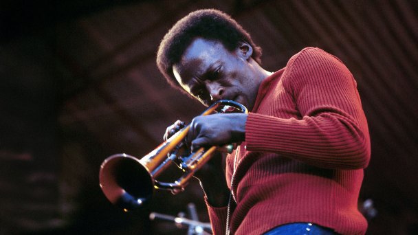  Американский джазовый трубач Майлз Дэвис (Фото David Redfern / Redferns)