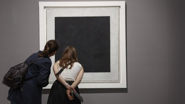 У картины Казимира Малевича «Черный квадрат» (Фото Сергея Булкина / ТАСС)