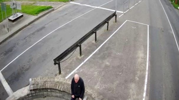 Николай Статкевич во время пересечения границы с Литвой (Фото State Border Committee of the Republic of Belarus / Reuters)