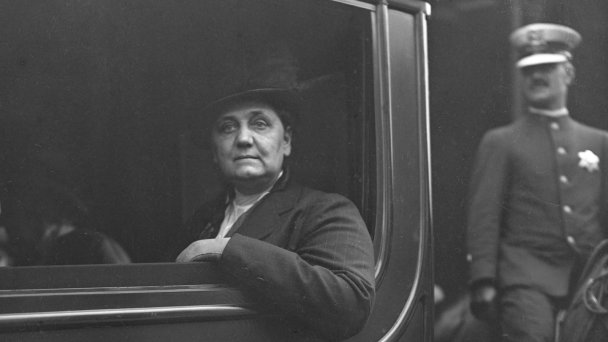Джейн Аддамс в автомобиле, Чикаго, 22 июля 1915 года (Фото Chicago History Museum / Getty Images)
