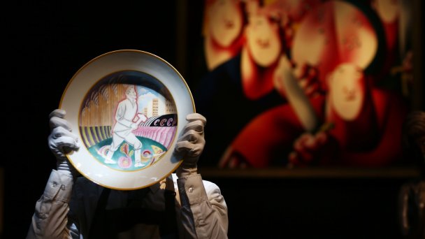 Cоветское агитационное фарфоровое блюдо, изготовленное Императорским фарфоровым заводом и Государственным фарфоровым заводом в Петрограде в 1923 году (Фото Yui Mok / PA Images via Getty Images)