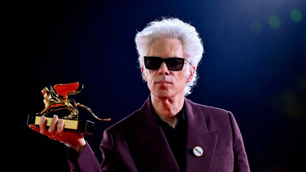 Американский режиссер Джим Джармуш, получивший главную награду «Золотой лев» за фильм «Отец, мать, сестра, брат» (Фото EPA / TASS)