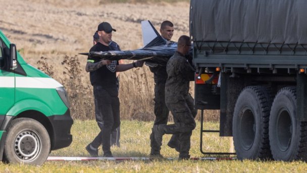 Военнослужащие польских войск территориальной обороны на месте падения российского дрона в деревне Войынь (Фото EPA / TASS)