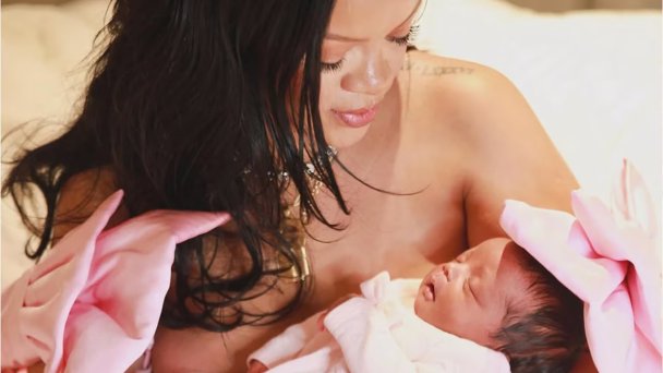 Певица Рианна с новорожденной дочерью (Фото DR)