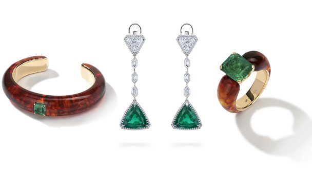 Браслет и кольцо из желтого золота с изумрудом и янтарем, Liza Borzaya. Серьги из белого золота с изумрудами и бриллиантами, Parure Atelier