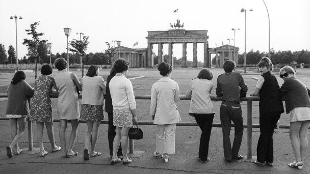 Парижская площадь и закрытые Бранденбургские ворота в Восточном Берлине, 1970 год. (Фото Mehner / ullstein bild via Getty Image)