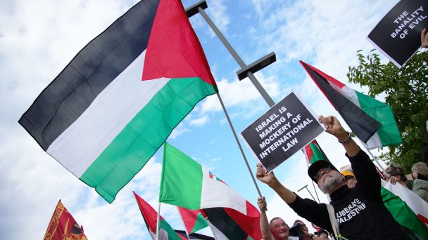 Пропалестинская демонстрация прошла во время Венецианского кинофестиваля (Фото Marco Barada / Anadolu via Getty Images)