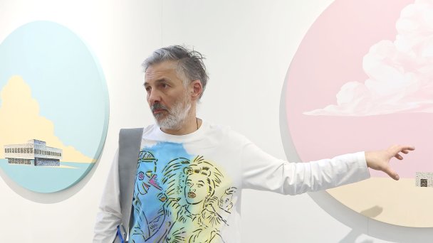  Гоша Острецов на фоне работ из серии Situation Оли Кройтор (Фото DR)