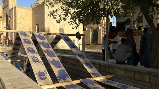 «Тоска», 2024–2025 годы. Химали Сингх Соин и Дэвид Соин Таппезер (Индия / Англия) в сотрудничестве с Расулжоном Мирзаахмедовым и Центром развития ремёсел Маргилана (Узбекистан)