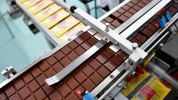 Производство шоколада «Аленка» на фабрике «Красный октябрь» (Фото Максима Григорьева / ТАСС)