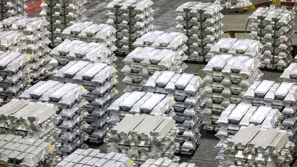 Готовые слитки алюминия в литейном отделении компании «Русал». (Фото Кирилла Кухмаря / ТАСС)