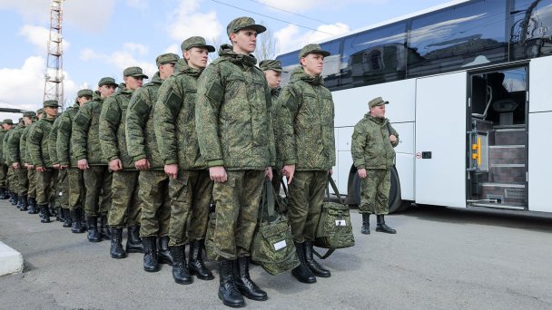 Призывники у сборного пункта военного комиссариата (Фото Эрика Романенко / ТАСС)