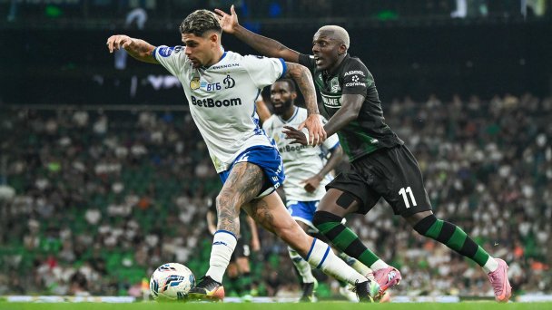 Рубенс Диас ("Динамо") и Жоау Батчи ("Краснодар") во время матча. (Фото Степана Ноздрева / ТАСС)