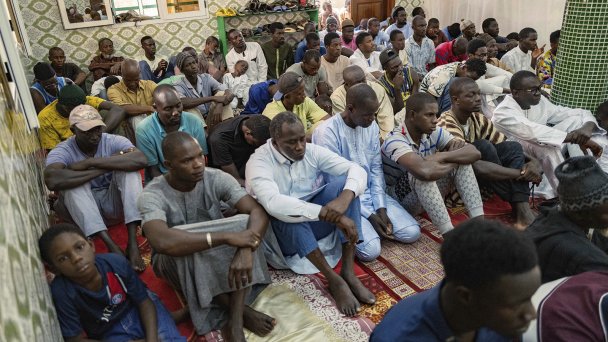 Worshippers listen to Imam Ibrahima Diane, advocate for an end to gender-based violence and practices like female genital mutilation, deliver his sermon at the Great Mosque of Nietty Mbar in Thiaroye, a suburb of Dakar, Senegal, Friday, July 4, 2025 (Фото Sylvain Cherkaoui / AP Photo)