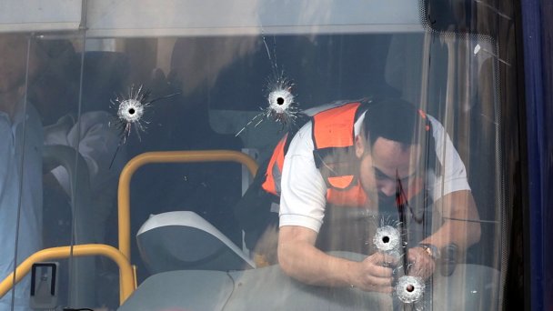 Израиль. Иерусалим. Сотрудник полиции на месте происшествия. (Фото Abir Sultan / EPA)