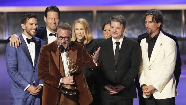 Лауреаты в номинации «Лучший комедийный сериал» за сериал «Киностудия» на 77-й церемонии вручения телевизионной премии «Эмми» (Фото Chris Pizzello / AP / TASS)