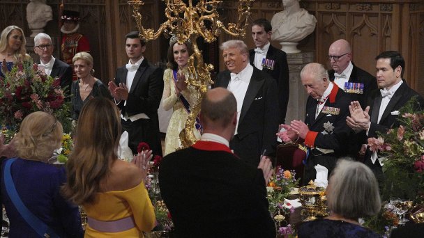 Принцесса Уэльская Кэтрин (на втором плане пятая слева), президент США Дональд Трамп (на втором плане шестой слева) и король Великобритании Карл III (на втором плане седьмой слева) на официальном государственном банкете в Виндзорском замке (Фото AP / TASS)