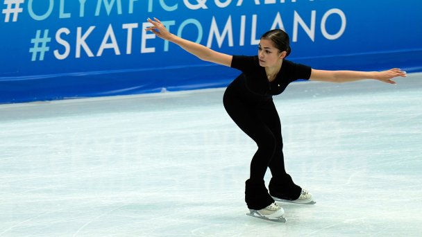 Китай. Пекин.  Аделия Петросян на тренировке. (Фото Mahesh Kumar A. / AP Photo) 