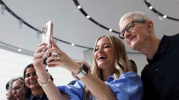 Тим Кук делает селфи с ютубером во время мероприятия Apple (Фото Manuel Orbegozo / Reuters)