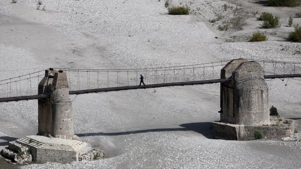 Мост через Вьосу (Фото Florion Goga / Reuters)