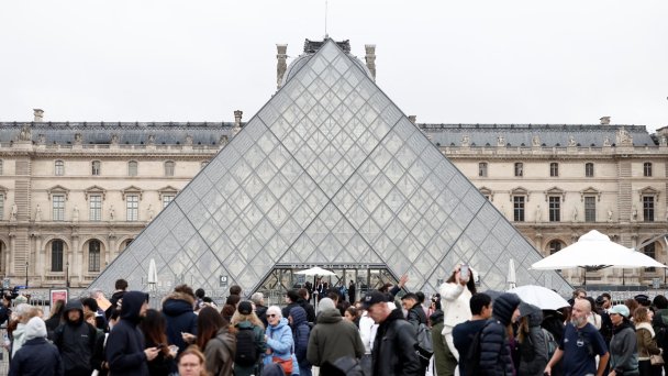 Посетители у стеклянной пирамиды Лувра (Фото Benoit Tessier / Reuters)