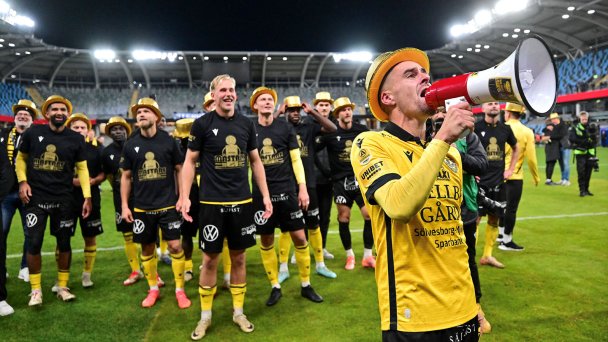 Команда «Мьельбю» празднует победу (Фото TT News Agency via Reuters)