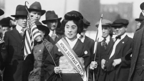 27 октября 1917 года, Нью-Йорк. 20 000 суфражисток маршируют по Пятой авеню. В центре — мадам Кимура, известная японская суфражистка (Фото Getty Images)