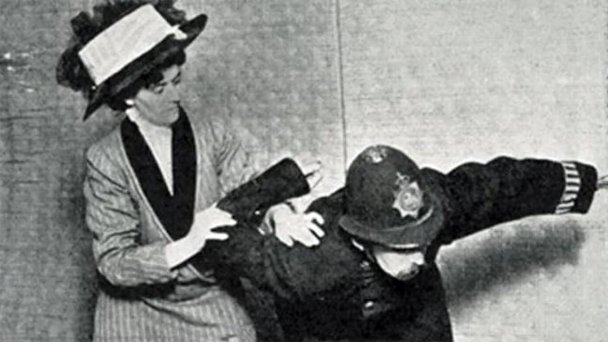 Эдит Гарруд демонстрирует джиу-джитсу на своем муже в костюме полицейского (Фото Wikipedia)