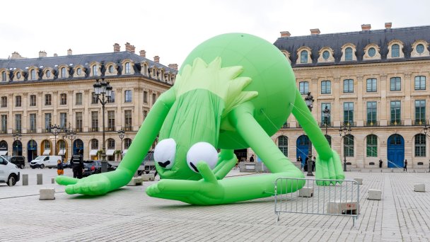 Алекс Да Корте, «Лягушонок Кермит» на Вандомской площади (Getty)