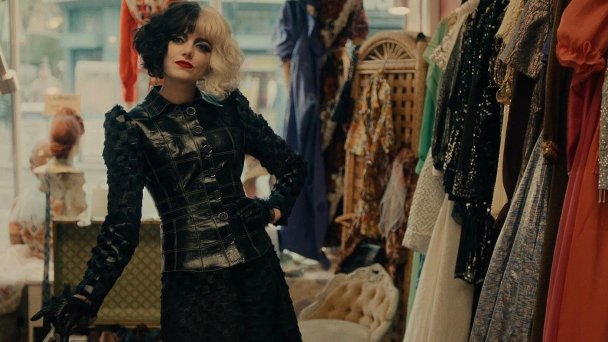 Кадр из фильма «Круэлла»