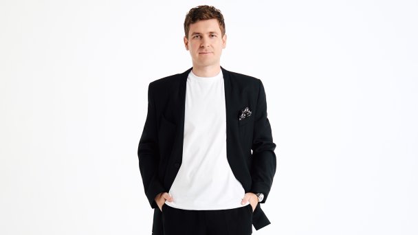 Михаил Беляндинов (Фото Антона Новосельцева / Пиджак Red September; футболка Peserico («Кашемир и Шелк»); брюки TJ Collection; платок Dolce & Gabbana и дерби Valentino (ЦУМ); часы «Ракета»)