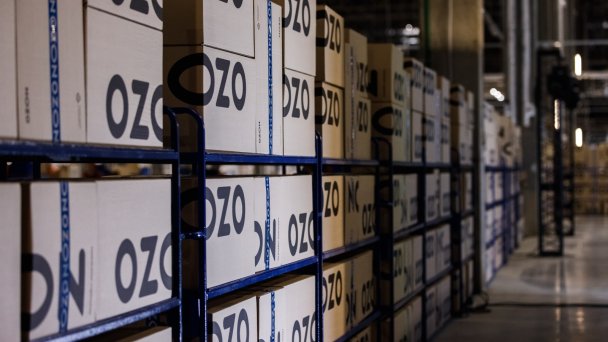 Коробки в логистическом центре Оzon (Фото Сергея Елагина / Бизнес Online / ТАСС)