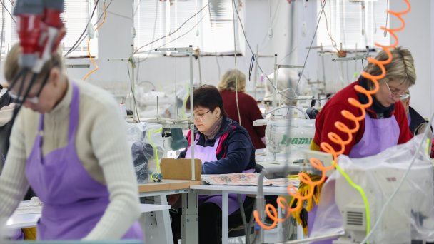 Сотрудницы швейной фабрики (Фото Александра Полегенько / ТАСС)