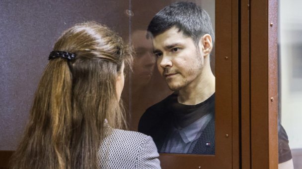 Блогер и бизнес-коуч Аяз Шабутдинов во время оглашения приговора в Пресненском районном суде (Фото Владимира Гердо / ТАСС)