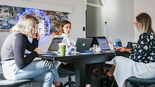 Фото S-o-c-i-a-l-c-u-t-r / Unsplash