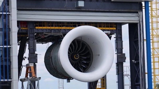 Двигатель ПД-35 на загородном испытательном стенде (Фото Минтранса)