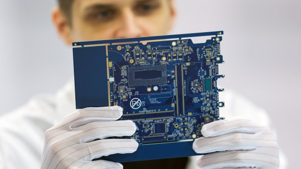 На заводе компьютерной техники и поверхностного монтажа материнских плат (Фото Егора Алеева / ТАСС)