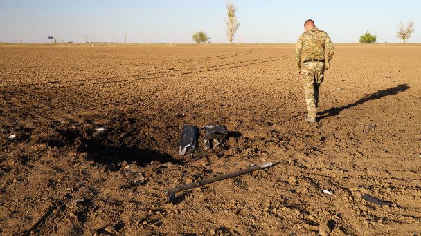 Место падения и обломки БПЛА ВСУ, сбитого средствами радиоэлектронной борьбы (РЭБ). (Фото Алексея Коновалова / ТАСС)
