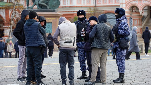 Полицейские проверяют документы на Красной площади (Фото Олега Елкова / ТАСС)