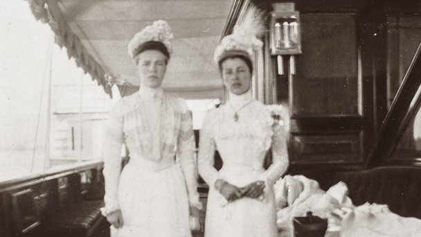 Княжна Ольга Александровна и фрейлина Софья Орбелиани (Фото DR)