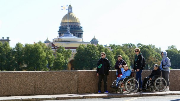 Подопечные благотворительной организации «Перспективы» на прогулке с сопровождением сотрудников 