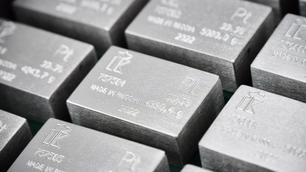 Слитки платины (Фото Александра Манзюка / ТАСС)