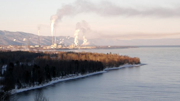 Вид на озеро Байкал и целлюлозно-бумажный комбинат (Фото Александра Новикова / ИТАР-ТАСС)