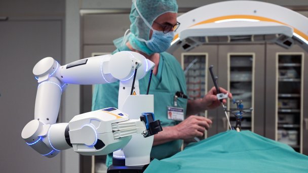  Роботизированная рука в качестве ассистента в операционной (Фото Heiko Rebsch / dpa)