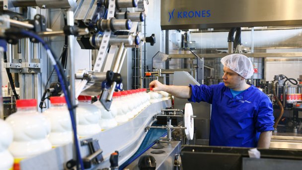 Цех завода по производству молочной продукции. (Фото Александра Рюмина / ТАСС)