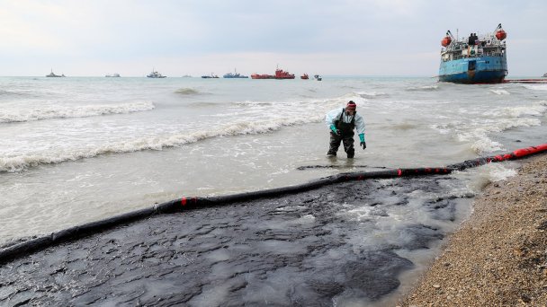 Поселок Волна. Последствия выброса нефтепродуктов в Черное море (Фото Сергея Мальгавко / ТАСС)