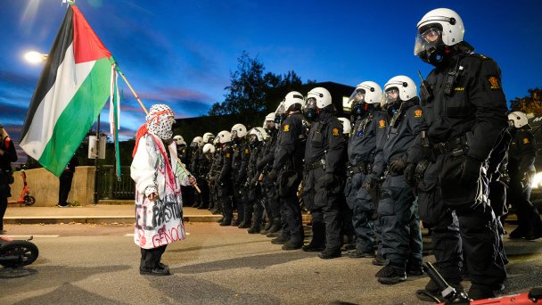 Пропалестинские демонстранты столкнулись с полицией возле стадиона «Уллевол» во время отборочного матча чемпионата мира по футболу между Норвегией и Израилем в субботу, 11 октября 2025 года, в Осло, Норвегия. (Фото: Джавад Парса / NTB Scanpix via AP)