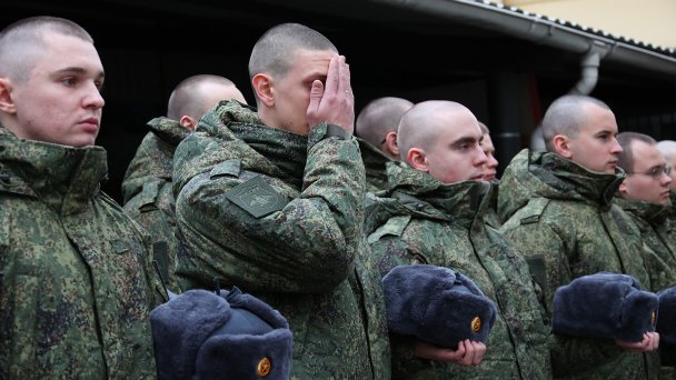  Призывники перед отправкой в воинские части в военкомате (Фото Петра Ковалева / ТАСС)